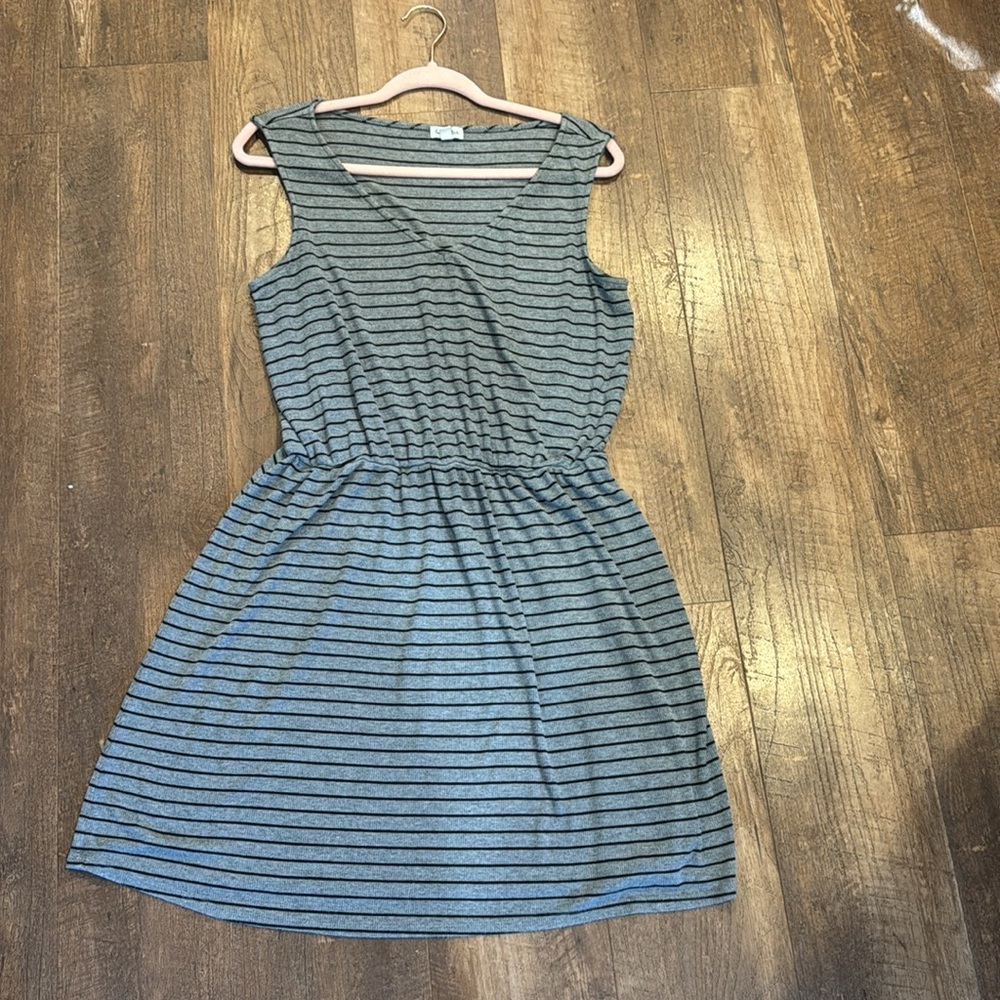 Love Fire Gray Sleeveless V-Neck Dress Size Large